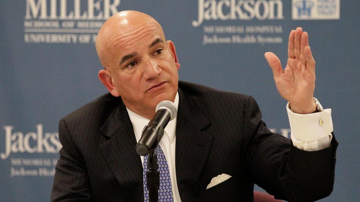 
Carlos Migoya, presidente ejecutivo del Jackson Health System, durante una conferencia de prensa.


