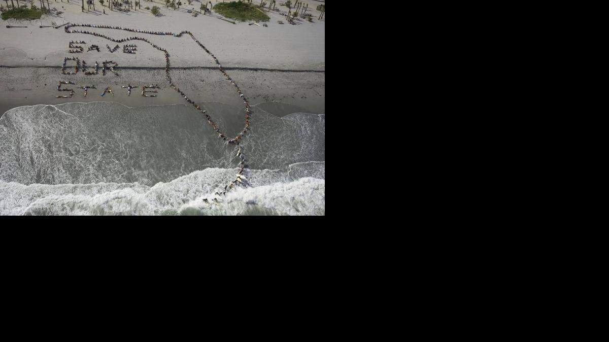 
Los grupos ecologistas Greenpeace y Proyecto Hotseat llamaron la atención en la playa de Dania en noviembre de 2006 para crear conciencia sobre el cambio climático. 
