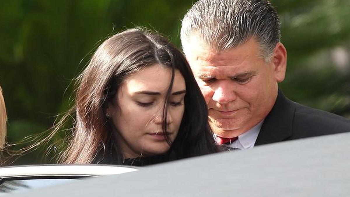 Maritza Fernández, madre de José Fernandez (izq), y María Arias, novia del lanzador cubano, durante el funeral del estelar jugador de los Marlins el 29 de septiembre del 2016 en Miami.