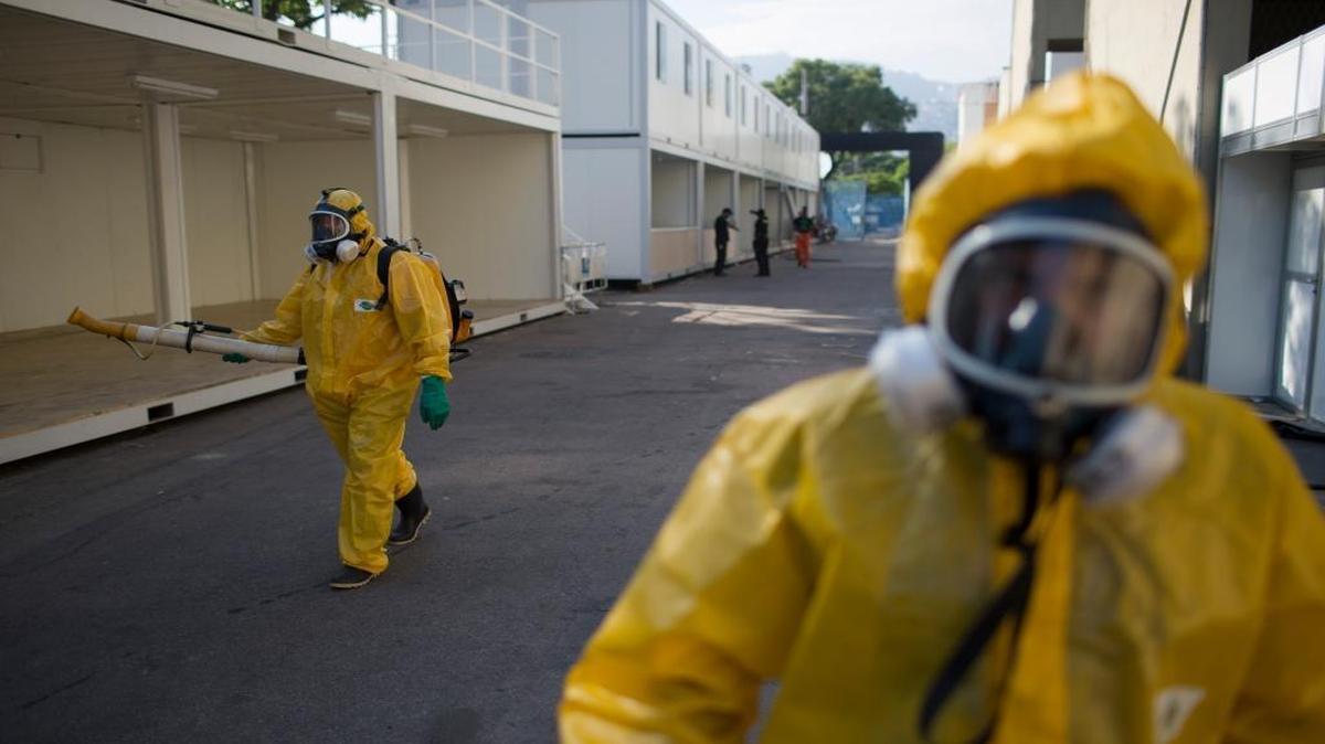 Empleados públicos aplican insecticida para combatir los mosquitos Aedes aegypti que transmiten el virus Zika en Río de Janeiro.
