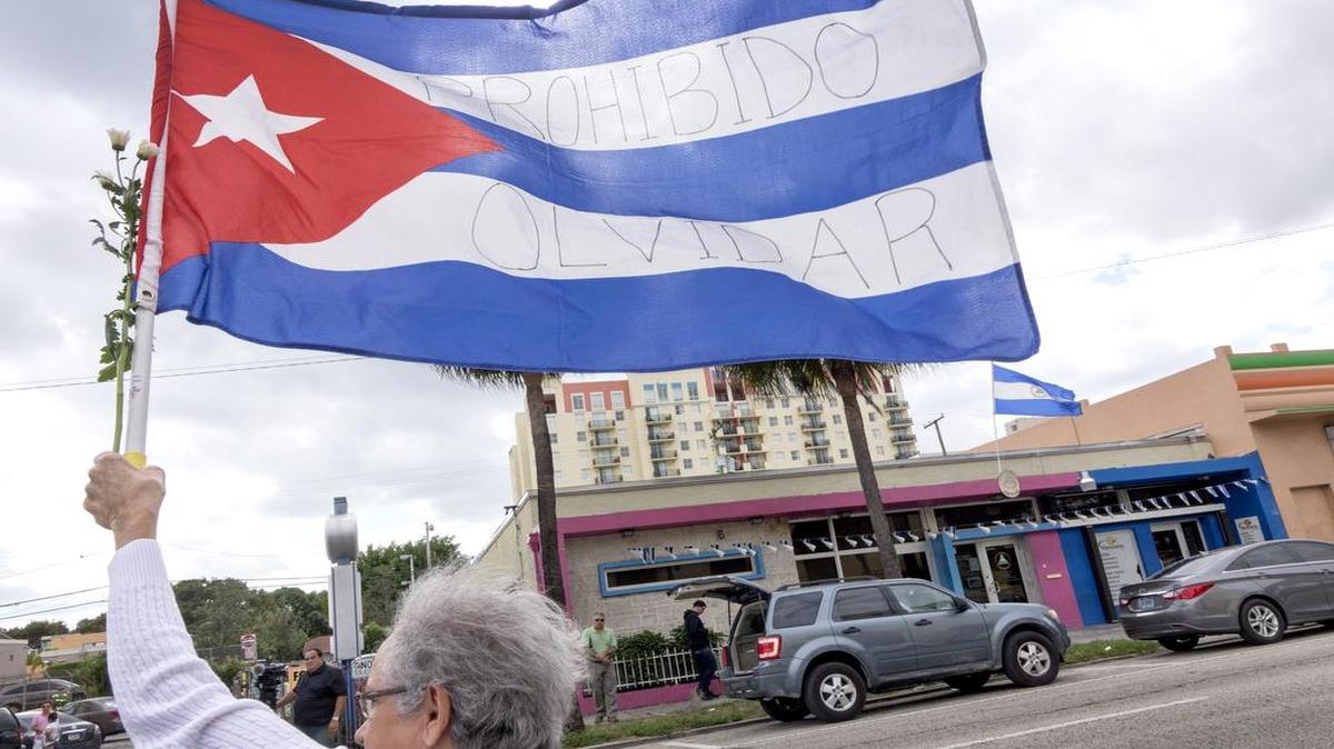 Una treintena de cubanos se concentra frente al Consulado General de Nicaragua en Miami, Estados Unidos, el 24 de noviembre del 2015, para pedir al país centroamericano que permita el paso a miles de cubanos que intentan llegar a territorio estadounidense.