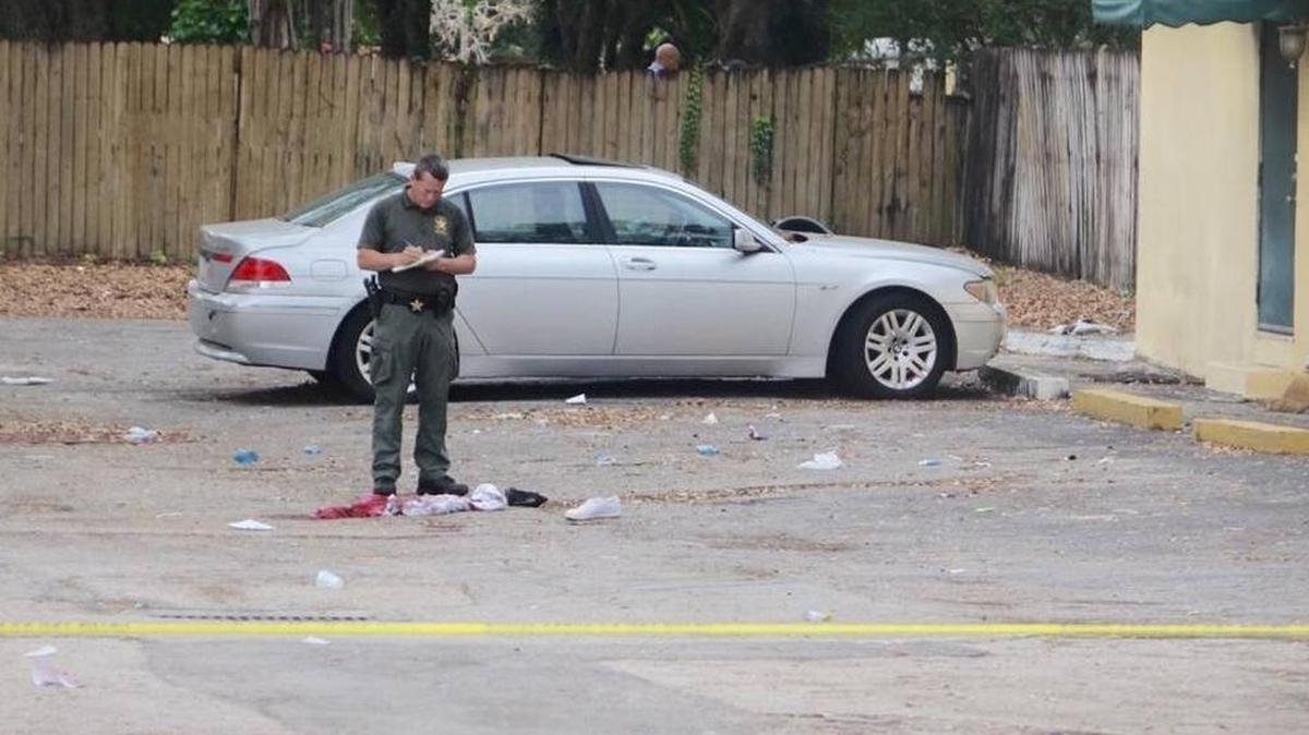 Policías de Broward trabajan en la escena del crimen fuera del Polo Club, sitio de un tiroteo fatal el domingo por la mañana.