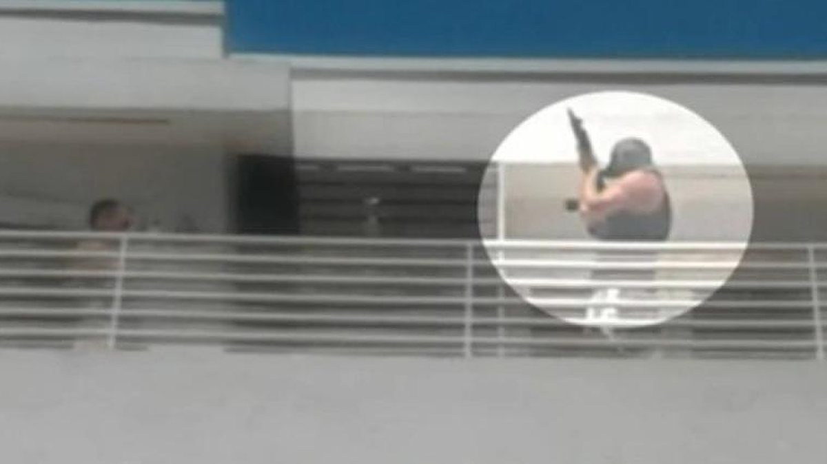 Testigos llamaron a la policía luego de ver a los hombres con máscaras y un rifle.