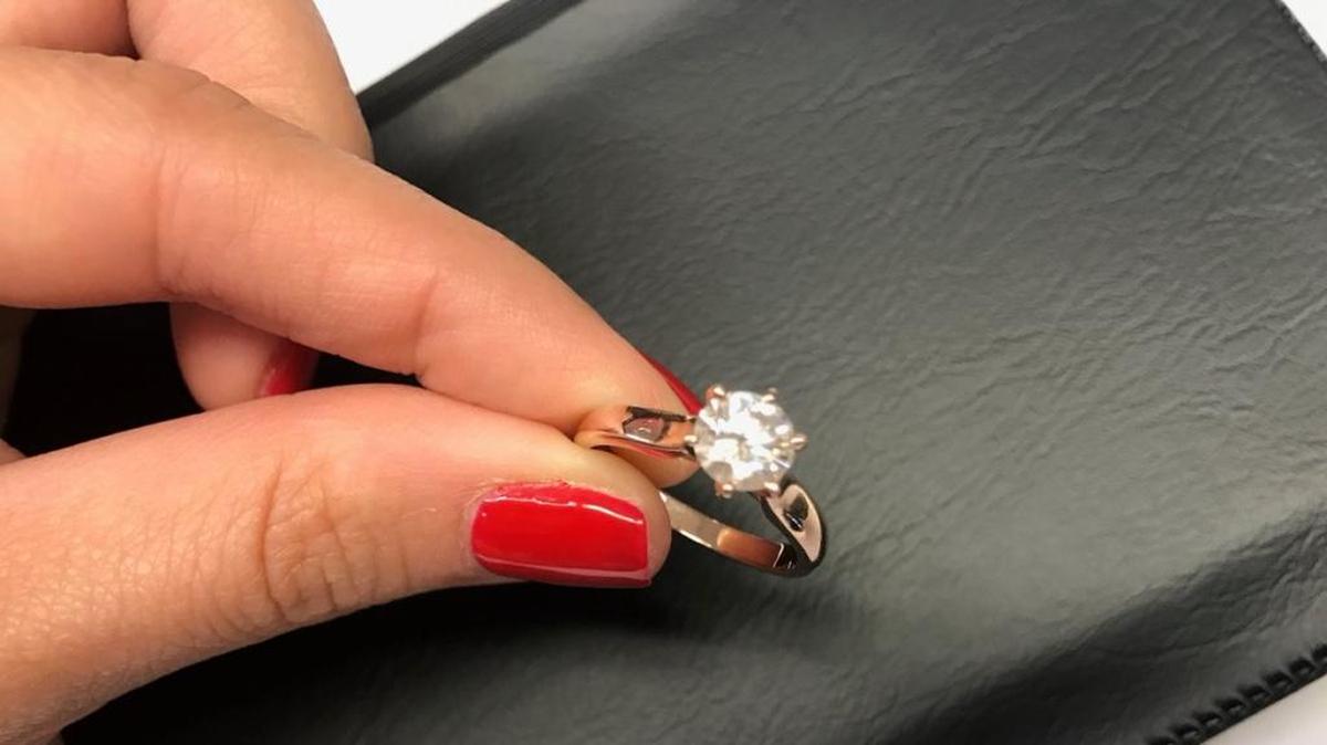 Las autoridades del Aeropuerto Internacional de Miami esperan encontrar a la dueña de este anillo de compromiso.