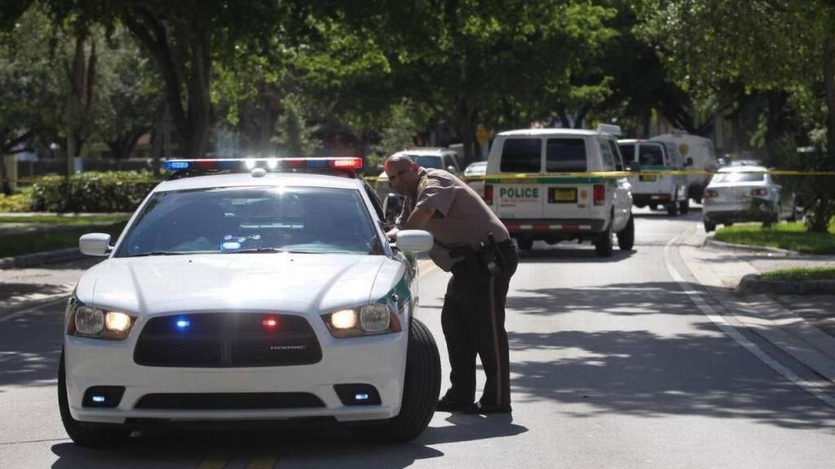 Un oficial de policía novato de Miami mató el domingo por la mañana a un hombre que apuñalaba a una mujer en Miami Lakes, de acuerdo al jefe de la policía local.