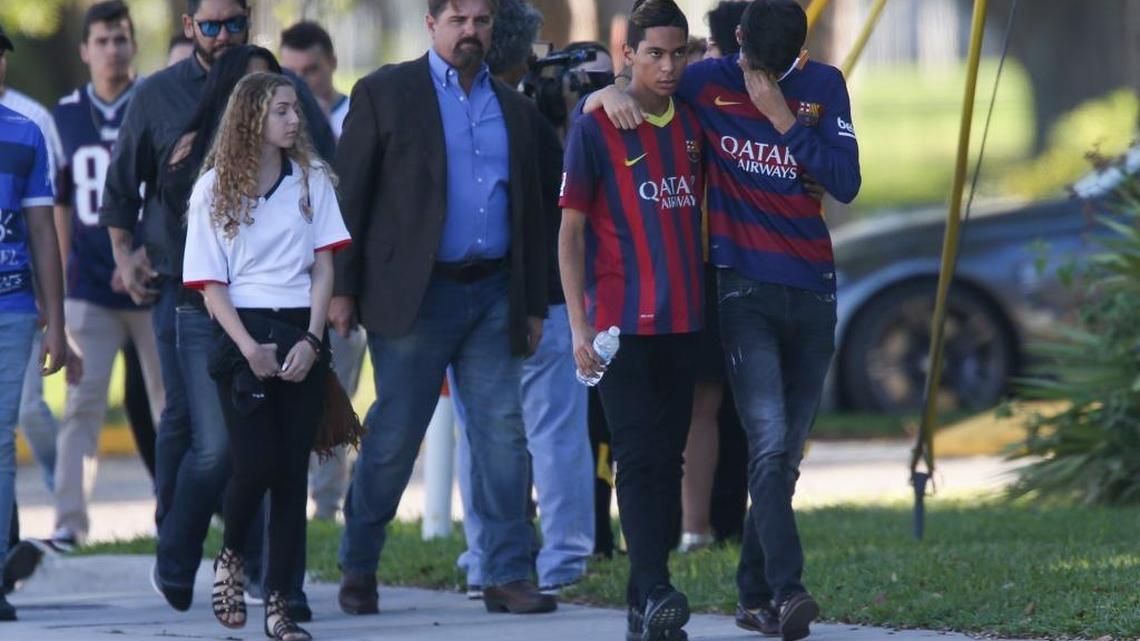 Un grupo de personas siguen la caravana fúnebre de Joaquin Oliver.