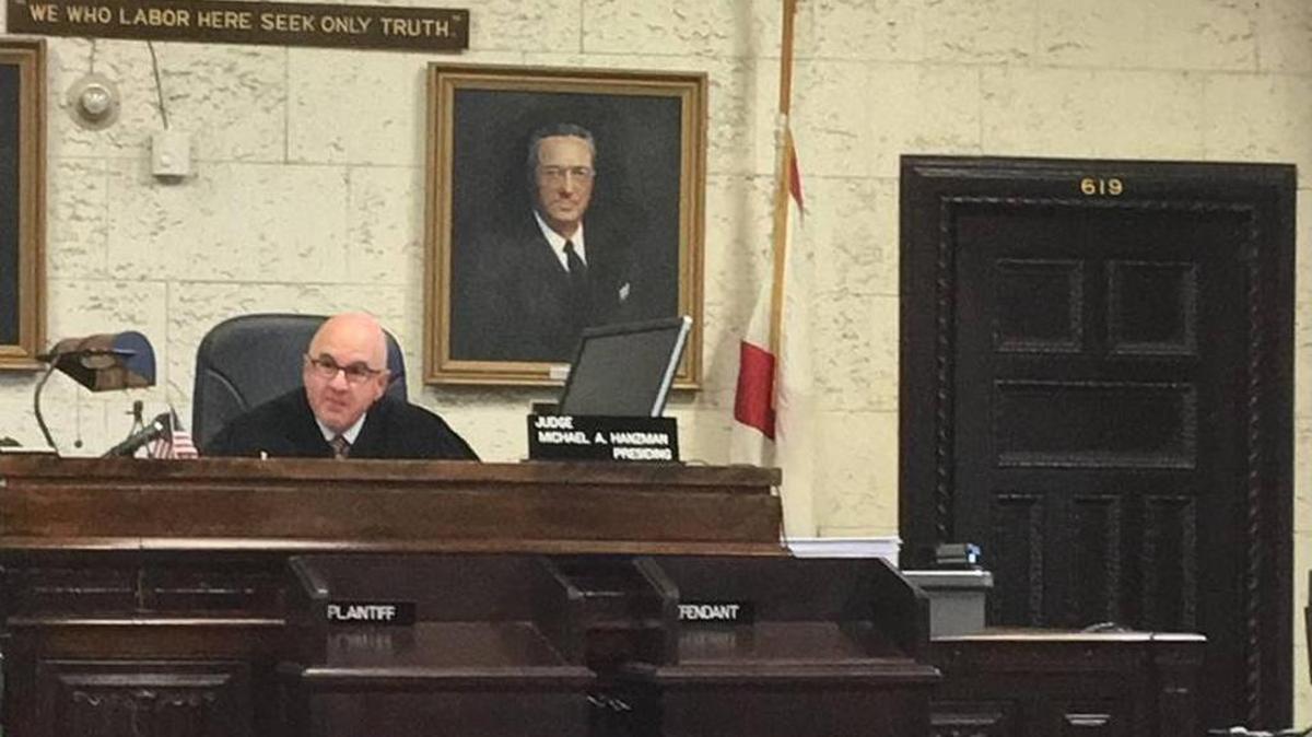 El juez Michael Hanzman durante una audiencia el lunes sobre el caso de la demanda presentada por Raquel Regalado contra su opositor Carlos Giménez en las elecciones para la alcaldía de Miami-Dade.