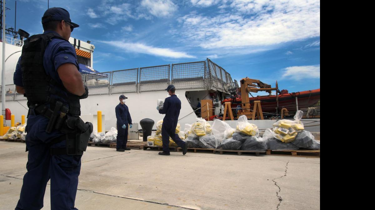 
Funcionarios del Servicio de Guardacostas de Estados Unidos en la base de Miami Beach, en septiembre del 2014, descargan fardos de cocaina que fueron incautados en dos operaciones en el Caribe y las costas de Panamá.

