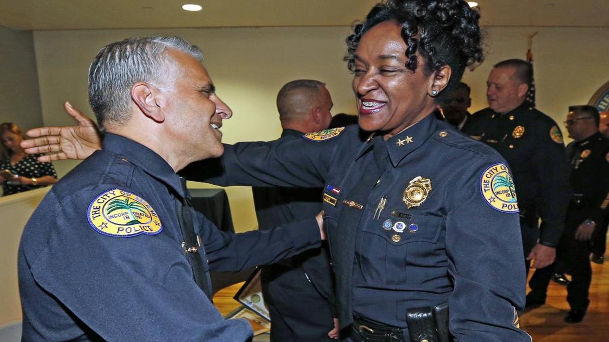 <cutline_leadin>Anita M</cutline_leadin>. Najiy, segunda al mando del Departamento de la Policía de Miami. <252><252>