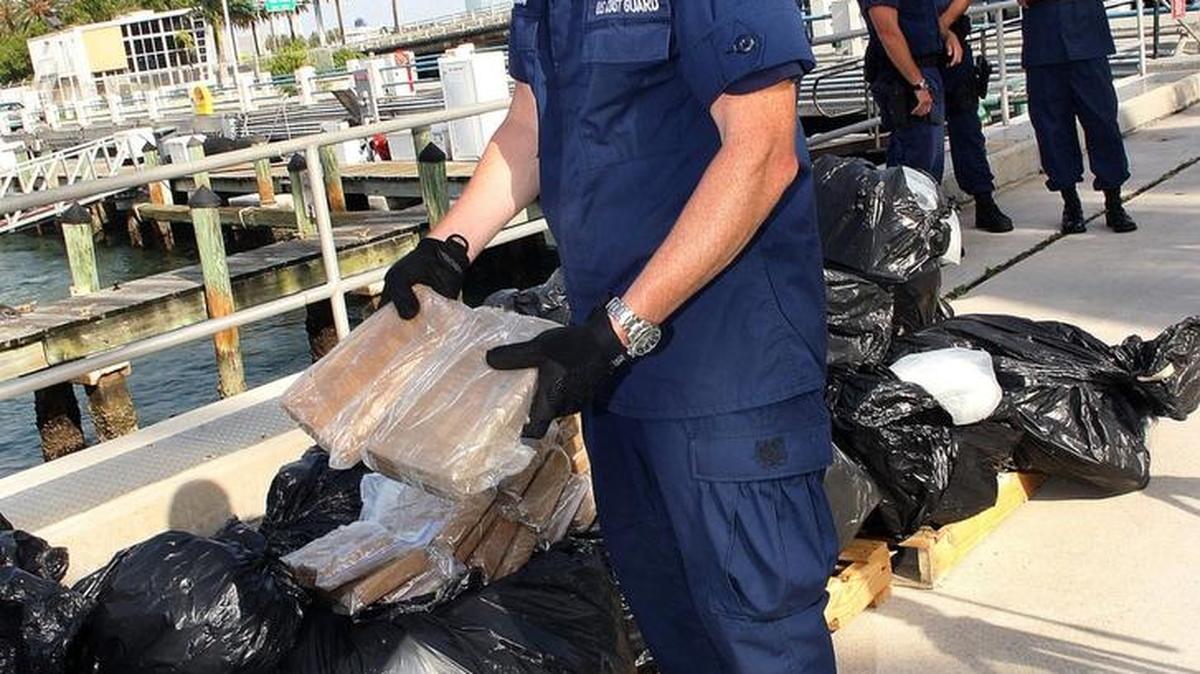 El teninente comandante Gabe Somma del Servicio de Guardacostas de Estados Unidos muestra parte de un lote de cocaína incautada con un valor de $19 millones. Foto de archivo.