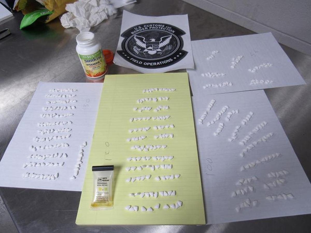 Supuestamente eran vitaminas, pero los agentes de CBP descubrieron que eran realmente sales de baños.
