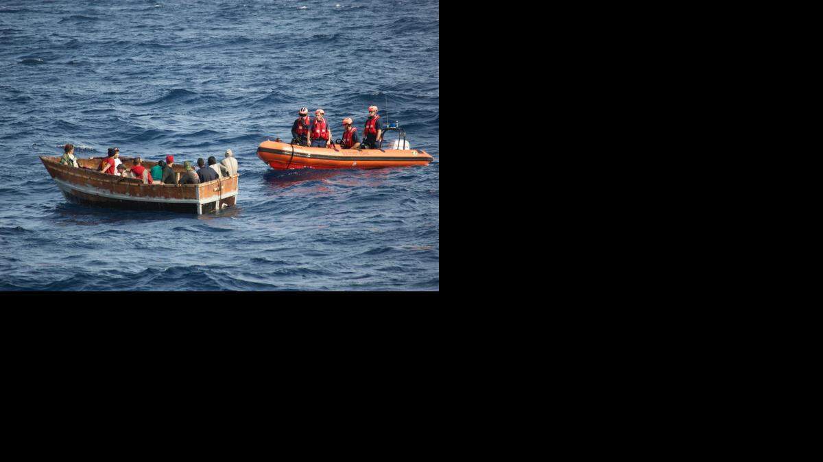 
Balseros interceptados en el agua. Imagen de archivo.

