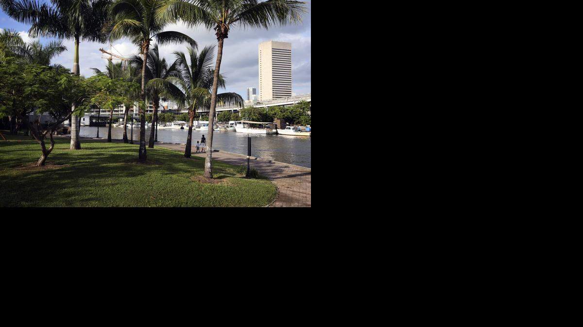 
Zonas cercanas al Río Miami están en la mira de la Ciudad para ser anexadas. Una mujer pasea con un niño en el Parque José Martí.


