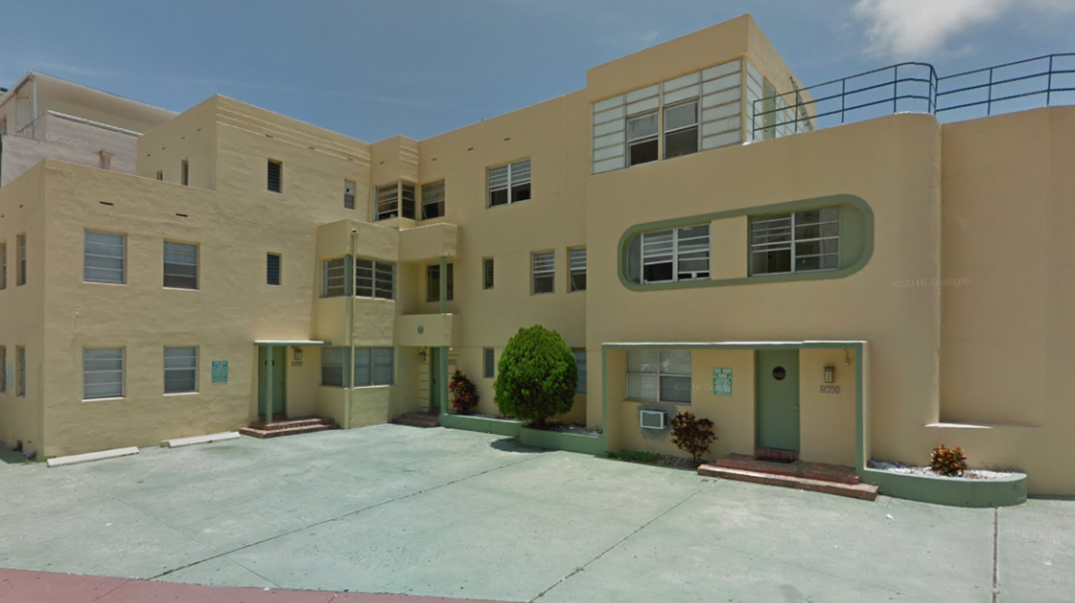 El edificio ubicado en 6753 Indian Creek Drive, erigido en 1937 como una obra multifamiliar con 10 apartamentos. Actualmente es habitado por al menos 15 personas que viven en penumbras desde el pasado 27 de octubre