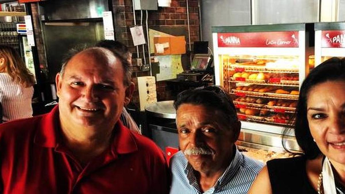 Fidel Maceda, Félix Ovalle, Lorena Sepúlveda y Óscar Ganem, venezolanos residentes en el sur de Florida, expresan su sentir por la situación en Venezuela, durante un encuentro en Panna Express de Weston