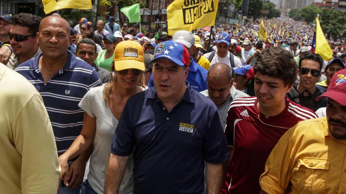 El presidente de la Asamblea Nacional (AN), el diputado Julio Borges (c), participa en una protesta en contra del Gobierno venezolano el miércoles 19 de abril de 2017, en Caracas (Venezuela).