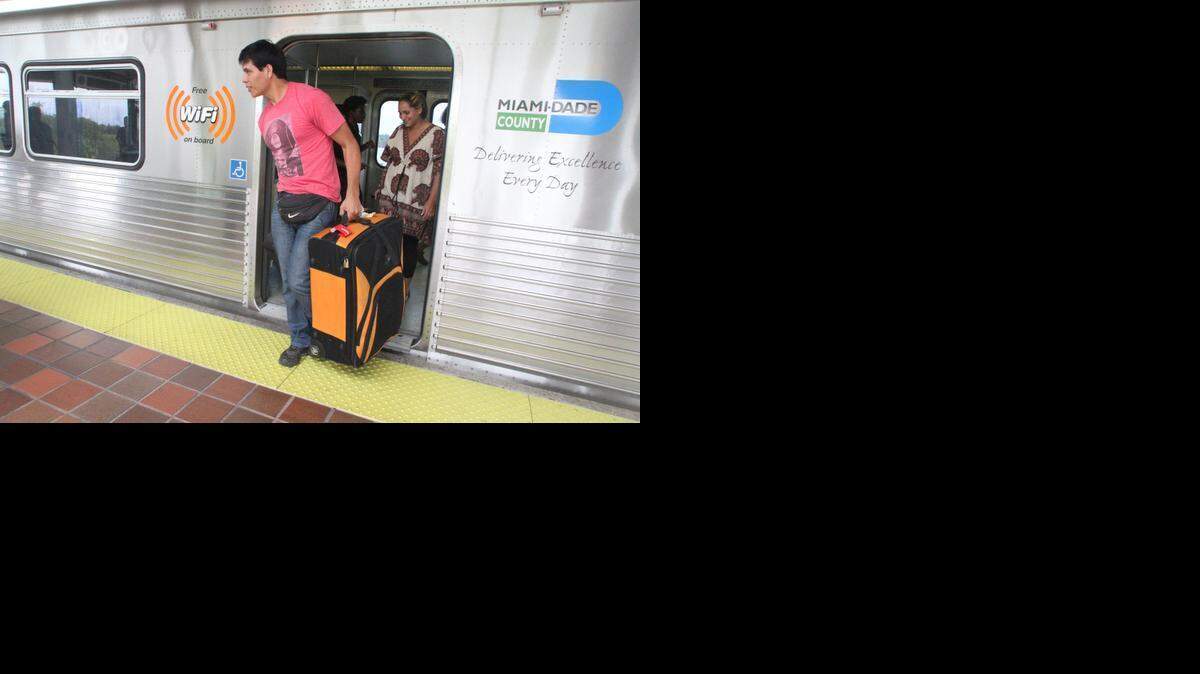 
Pasajeros bajan de un vagón del Metrorail en Miami en esta imagen de archivo.
