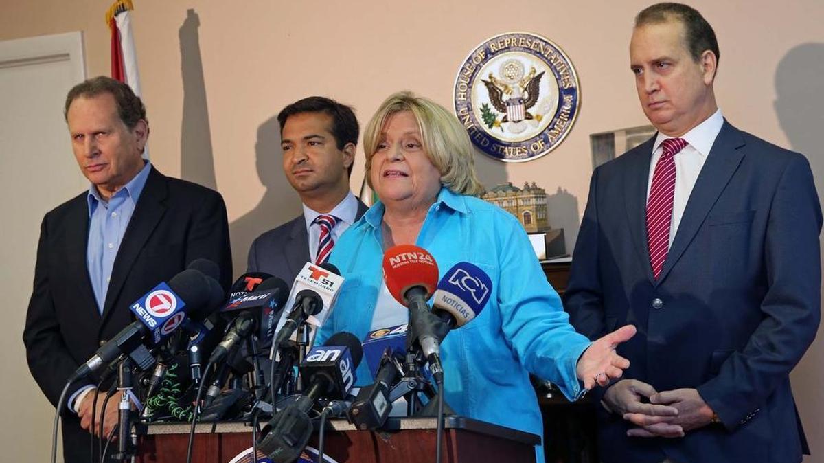 Los republicanos Lincoln Díaz-Balart, ex congresista (izq.), y los legisladores Carlos Curbelo, Ileana Ros-Lehtinen y Mario Díaz-Balart durante una conferencia de prensa en Miami