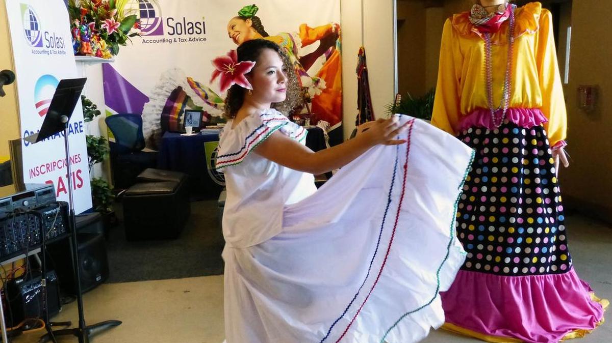 Stephanie Raudez realiza un baile típico nicaragüense durante la Feria de las Américas Exponica Internacional el sábado en el Miami-Dade County Fair Expo Center.