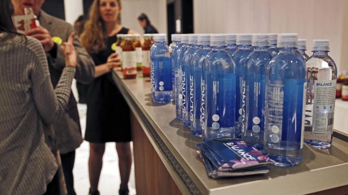 Botellas de agua y de te con sabor son mostradas durante un evento de networking en Nueva York. Este tipo de reuniones sin licor se están realizando en varias ciudades de EEUU como parte de la tendencia de los millennials a que todo sea saludable y se preserve el medioambiente.