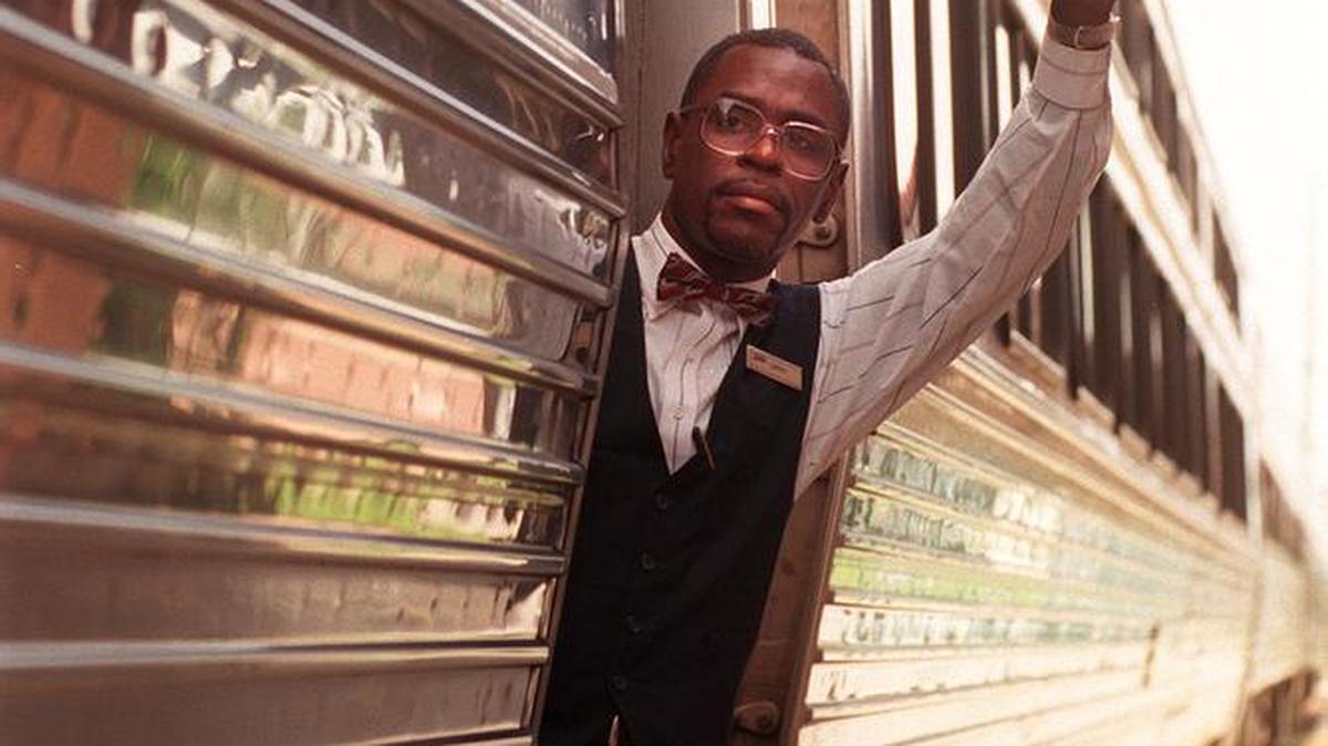 Un empleado de Amtrak se despide cuando el tren parte de la estación de West Palm Beach del servicio Silver Meteor entre Miami y Nueva York. to Foto de archivo.