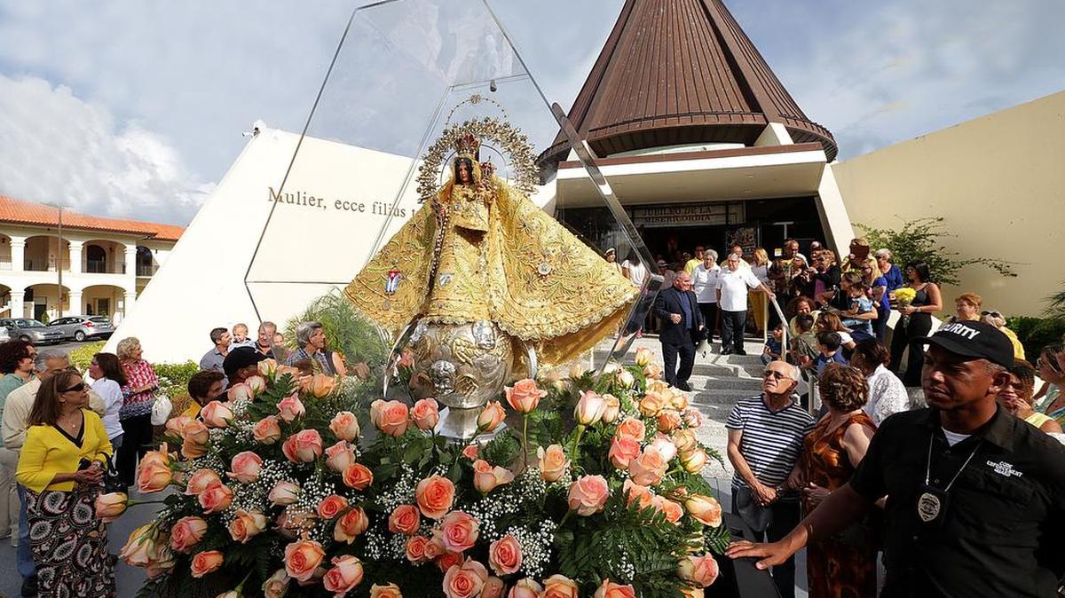 La procesión de la Virgen de la Caridad del Cobre sale de la Ermita de la Caridad hacia el Bank United Center en la Universidad de Miami el 8 de septiembre de 2016.