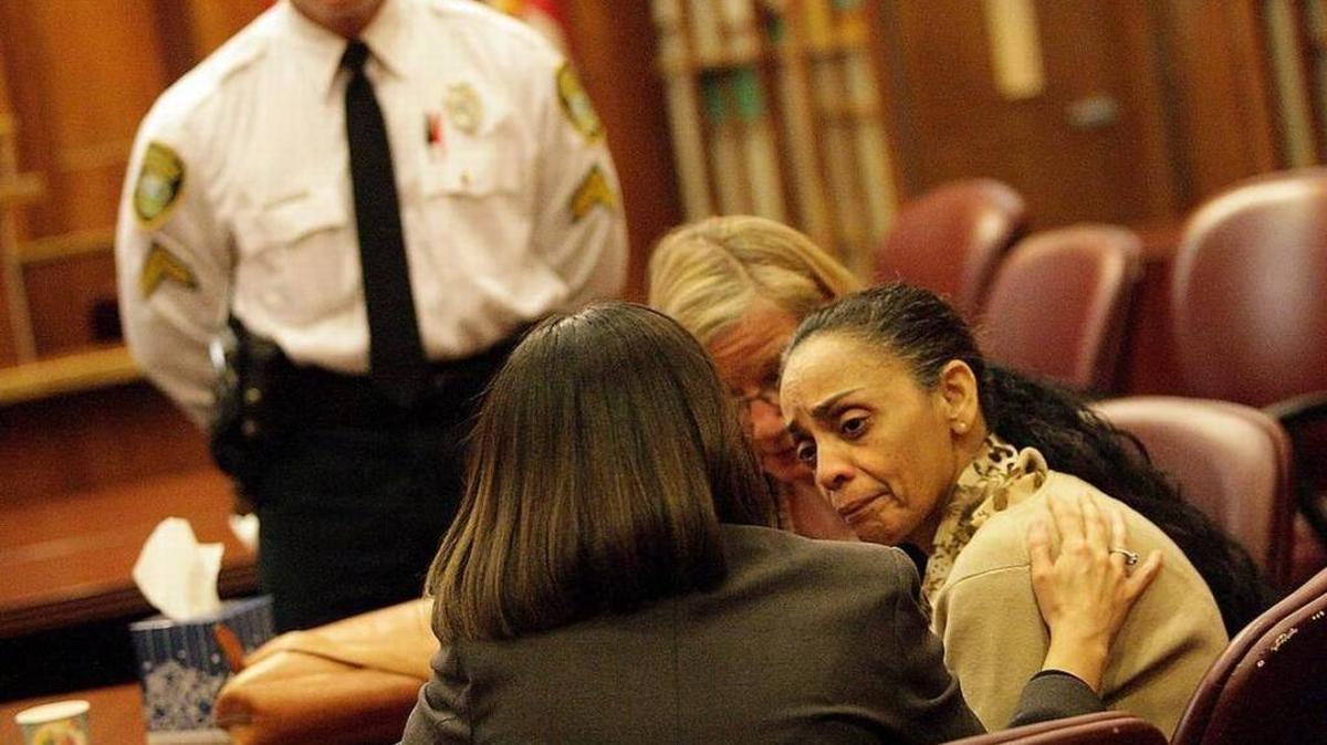 Ana María Cardona (der.) es consolada por sus abogadas, Teresa Enríquez y Edith Georgi, después de que el jurado recomendara la pena de muerte, en octubre del 2010.