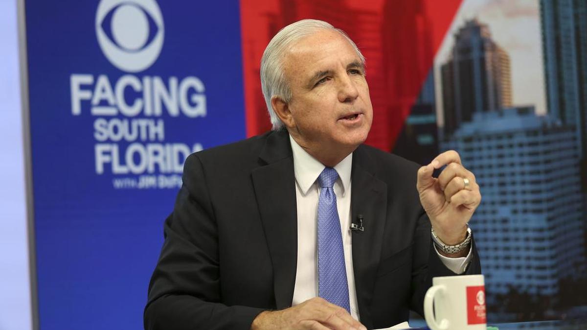 El actual alcalde Carlos Giménez habla durante el debate televisado para la segunda vuelta de la contienda por la alcaldía de Miami-Dade, este domingo durante el programa “Facing South Florida”.