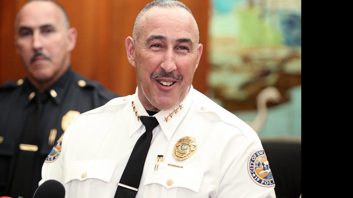 
Jesus “Jessie” Menocal, ex jefe de la policía de Sweetwater, durante una conferencia de prensa el 24 de octubre de 2013.
