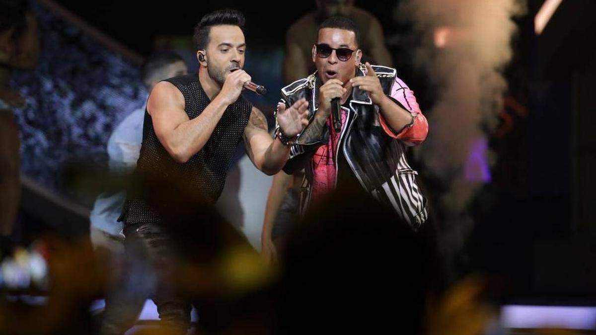 Los cantantes Luis Fonsi y Daddy Yankee interpretan Despacito durante los premios Latin Billboard el 27 de abril en Coral Gables.
