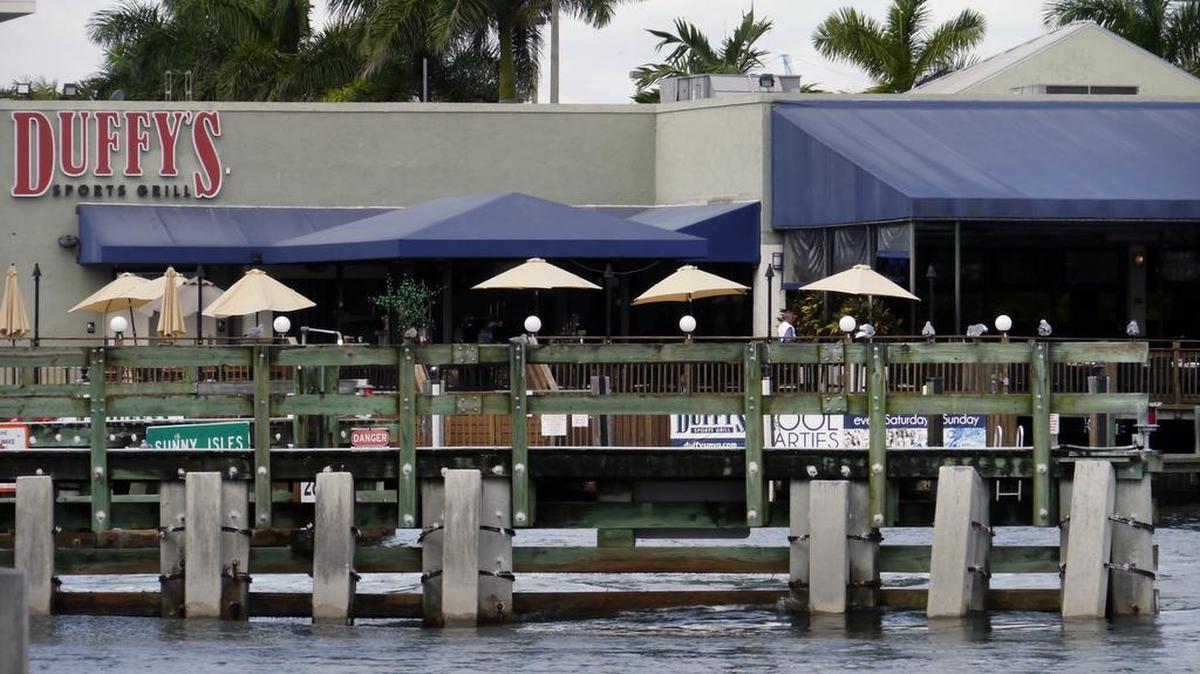 
Muelle del restaurant Duffy, en North Miami Beach, el viernes, desde donde supuestamente se contrabandeaba con inmigrantes brasileros y chinos.
