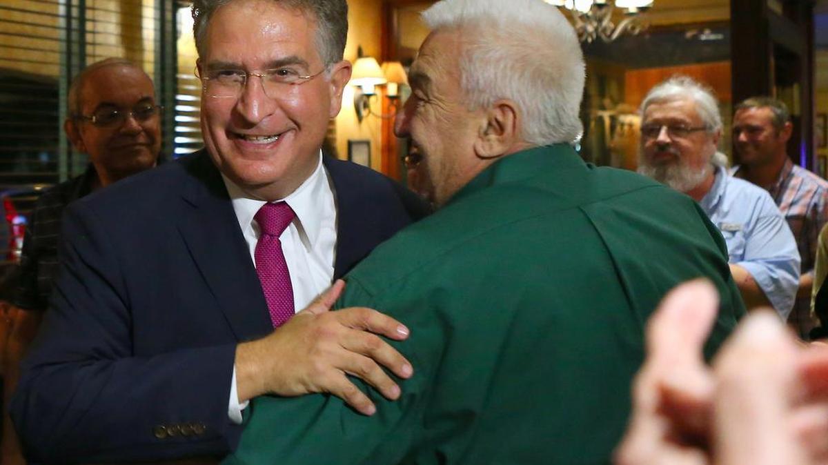 Foto de archivo del ex congresista Joe García celebrando su victoria en las primarias demócratas por el Distrito 26, el 30 de agosto de 2016 en La Carreta Restaurante de Miami. García estuvo de visita en Cuba recientemente, sosteniendo conversaciones con autoridades de la isla.