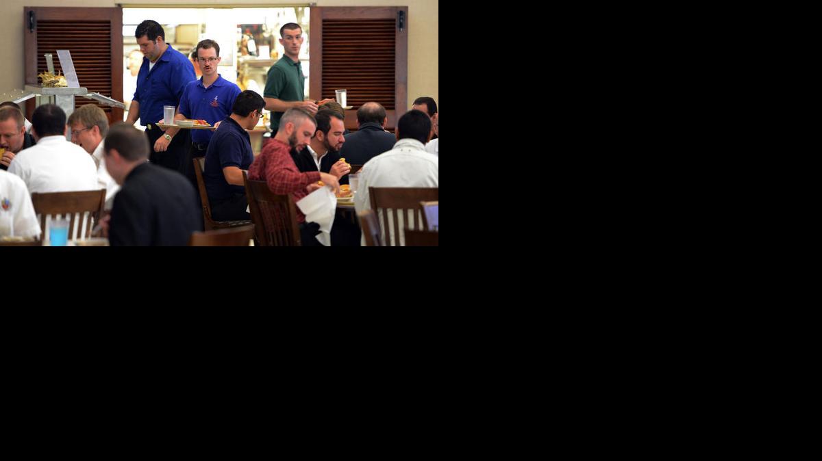
Mark LaBelle (centro) busca donde sentarse durante el horario de almuerzo entre los futuros clérigos del seminario regional de San Vicente de Paul, en Boynton Beach. El seminario pidió a los católicos de Florida donar $11 millones para construir nuevas habitaciones y renovar las antiguas en el recinto, y los feligreses atendieron el llamado. 


