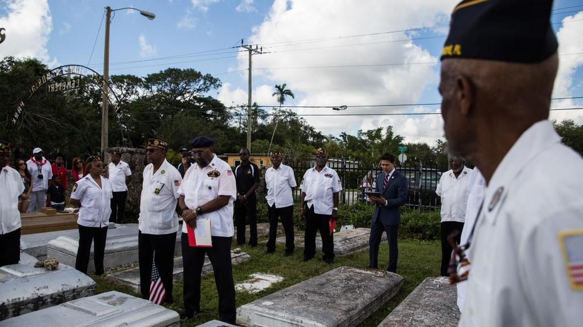 El comisionado de la ciudad de Miami Ken Rusell habla durante la ceremonia de recordación en el Día de los Veteranos, en el cementerio Charlotte Jane Memorial en Coconut Grove, el 10 de noviembre.