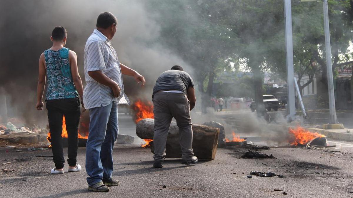 Un grupo de personas durante una manifestación en Maracaibo. Protestas en rechazo al racionamiento eléctrico por la sequía se registraron el miércoles en varias ciudades del interior venezolano.