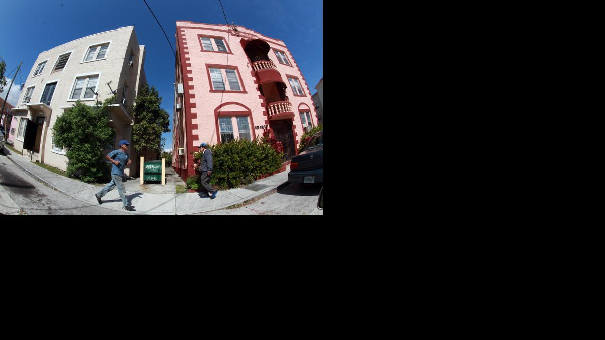 
Propiedades localizadas en el 937 y el 929 de la 5 calle del SW, este martes 3 de febrero. La Junta de Preservación Histórica de la Ciudad de Miami considera realizar una petición para declarar como histórica un area del este de La Pequeña Habana, donde se encuentran estas propiedades.

