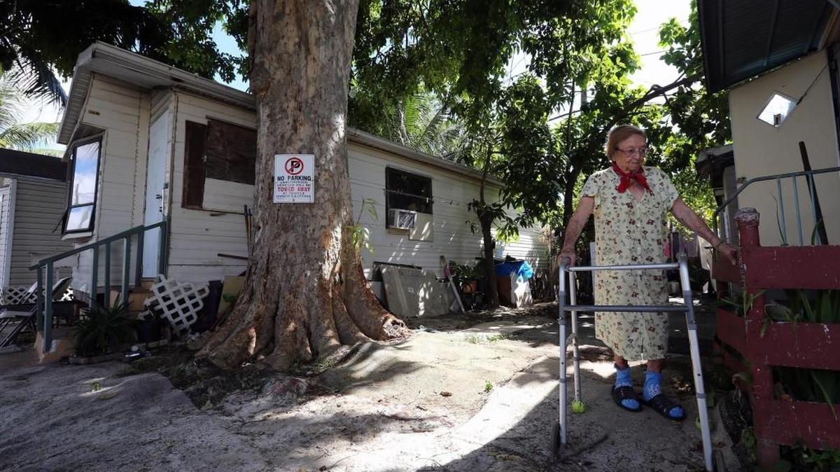 María Almendares, de 96 años, vive en el parque de casas móviles Little River, donde los vecinos deben evacuar ante la llegada del huracán Irma.