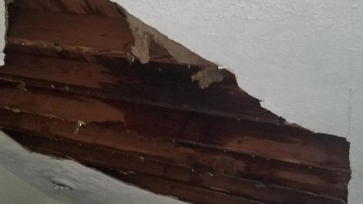 Una habitación afectada tras el colapso de un techo en el complejo de apartamentos cerca de la cuadra 700 de la Segunda Avenida del Oeste, en Hialeah.