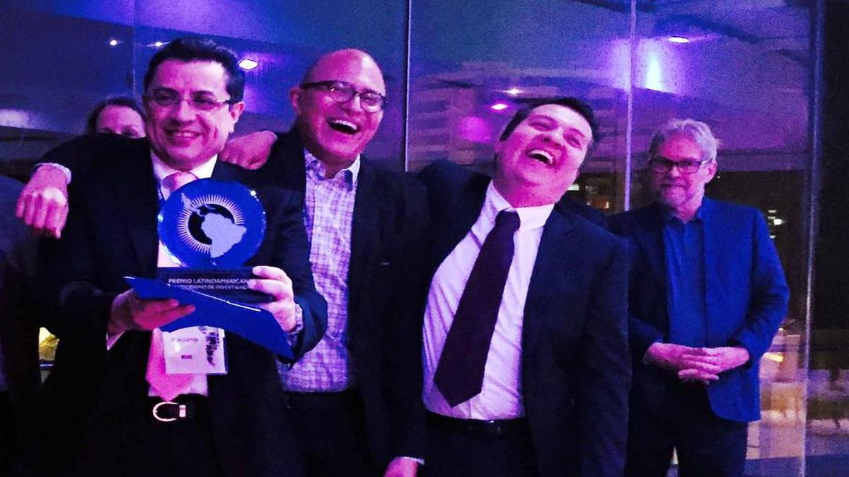 Los periodistas mexicanos Daniel Lizárraga, Rafael Cabrera e Irving Huerta reciben el trofeo como ganadores del Premio Latinoamericano de Periodismo de Investigación, en noviembre, en Lima, Perú. Junto con Sebastián Barragán y Carmen Aristegui investigaron el caso de La Casa Blanca de Enrique Peña Nieto’.