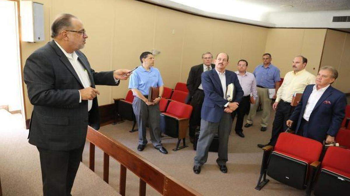 
El director de Obras Públicas de la ciudad de Haleah, Armando Vidal (izq), intercambia puntos de vista con los asesores de las compañías de recolección de basura durante una reunión el 25 de marzo del 2015.
