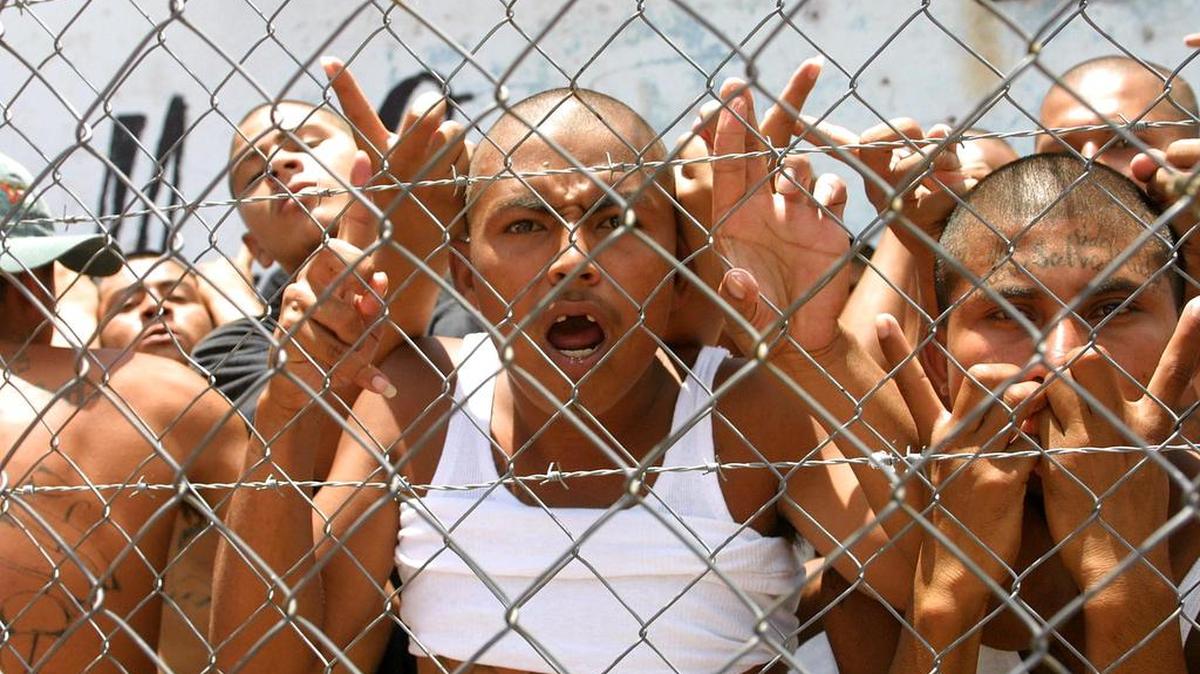 Reclusos en la penitenciaría central de Honduras, la mayoría presuntos miembros de la pandilla MS-13, que se amotinaron en el 2001 porque las autoridades limitaron las visitas a la carcel, en el centro de Tegucigalpa.