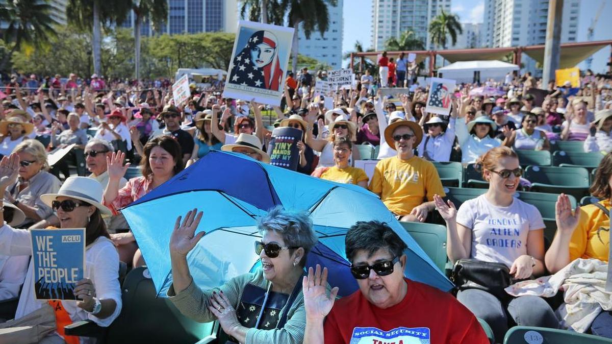 Participantes de la Marcha de Mujeres contra el presidente Donald Trump en el anfiteatro Bayfront Park, en el Centro de Miami, el sábado 21 de enero de 2017.