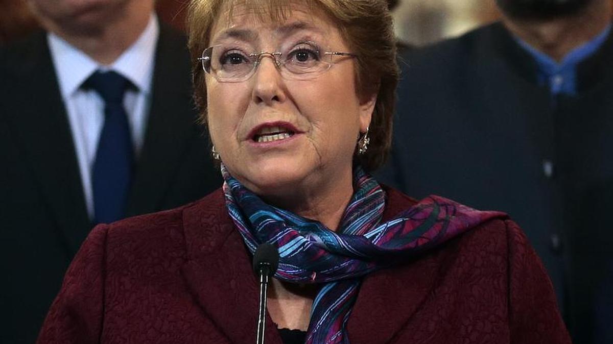 
La presidenta de Chile Michelle Bachelet (c) realiza una declaración el jueves junto a ministros y presidentes de los partidos políticos, tras conocerse el fallo sobre la objeción preliminar que presentó Chile ante la Corte Internacional de la Haya.
