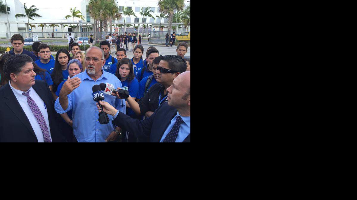 
El candidato a concejal de Doral, Pete Cabrera, denunció que una secundaria se niega a reconocer el trabajo voluntario de un grupo de estudiantes en su campaña.
