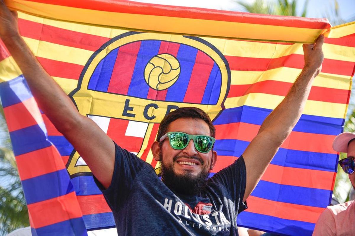 Ignacio Orozco con una bandera del FC Barcelona antes de El Clasico en Miami, el 29 de abril del 2017.