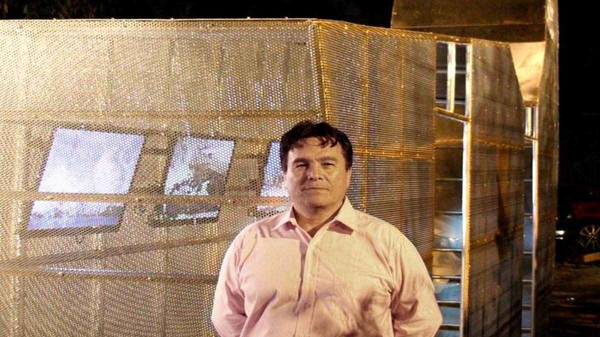 El artista colombiano John Angée, quien denuncia la agresión medioambiental a través de su escultura “Ballena”.