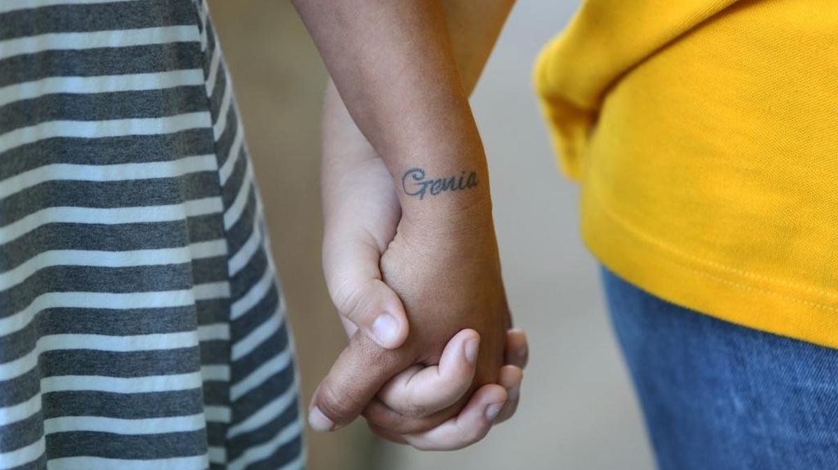 Michelle Vega toma la mano de su hija de 16 años. Las dos han pasado juntas momentos muy duros. Ambas son sobrevivientes del abuso doméstico a manos del ex esposo de Michelle, que ahora está en la cárcel.