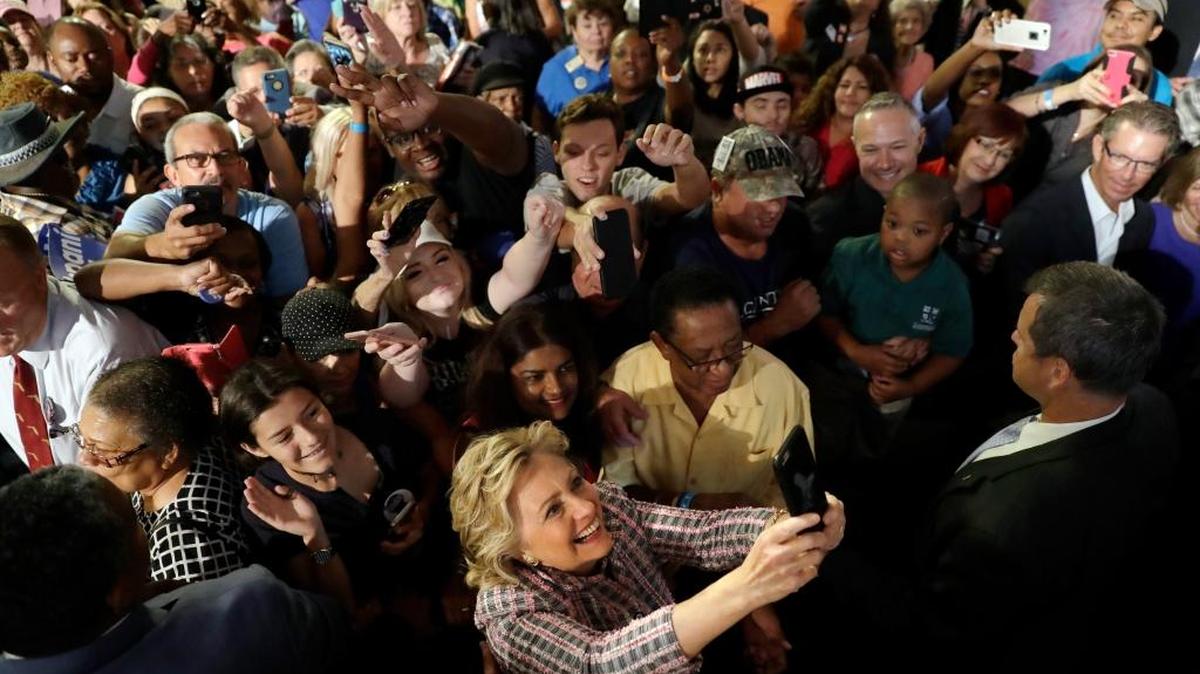 La candidata presidencial demócrata Hillary Clinton se toma un selfie el viernes, durante un evento de campaña en Fort Pierce, Florida.