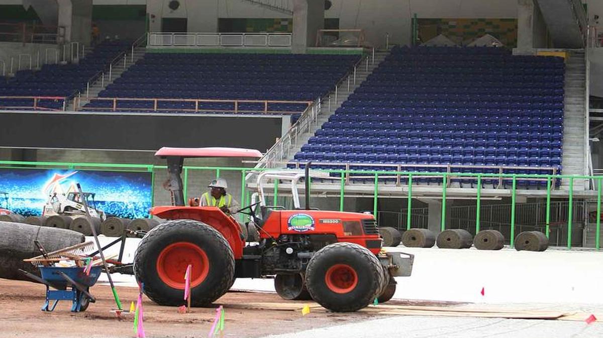 Un grupo de obreros trabajan en la fase final de la construcción del Marlins Park en esta foto de archivo.