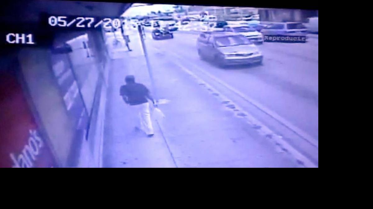 
El video, tomado por cámaras del supermercado Sedano's, localizado en el 6709 West Flagler Street en Flagami, muestra el momento en que Onofre Pérez, de 79 años, camina por la acera a lo largo de West Flagler el 27 de mayo a aproximadamente las 12:45 p.m.

